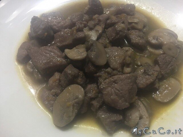 Spezzatino di maiale con funghi con il cuco