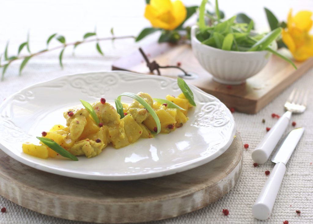 Spezzatino di pollo al curry con mele e ananas