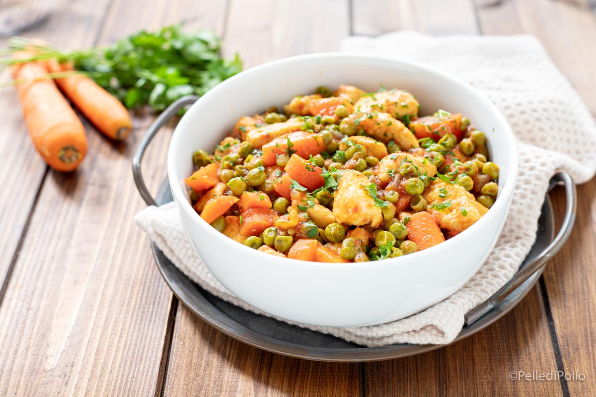 Spezzatino di pollo con piselli e carote