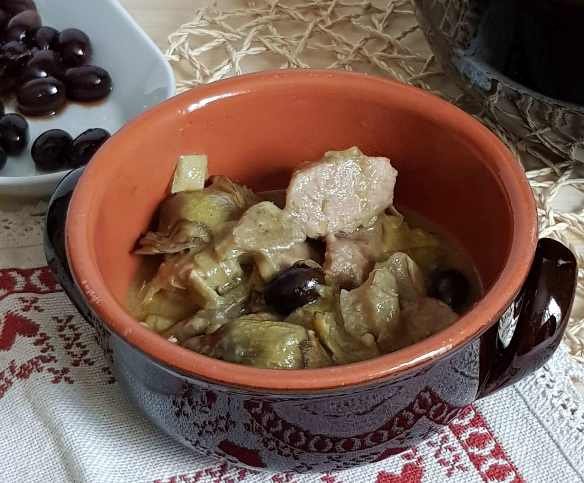 Spezzatino di vitello con carciofi e olive