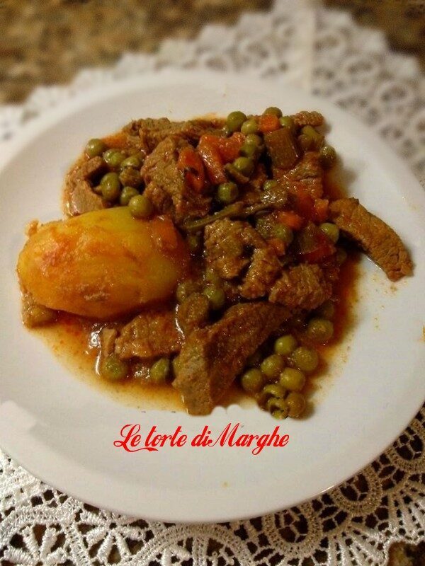 Spezzatino di vitello con patate e piselli
