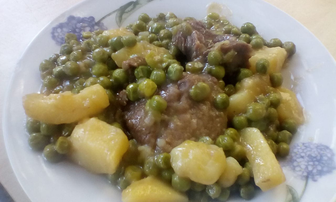 Spezzatino di vitello con piselli e patate