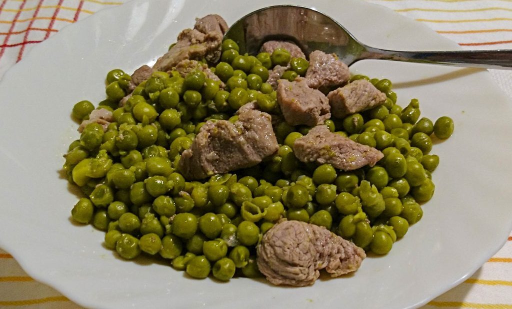 Spezzatino di vitello con piselli in pentola a pressione