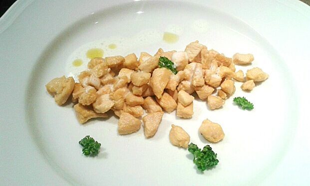 Spezzatino fine di pollo con emulsione al limone