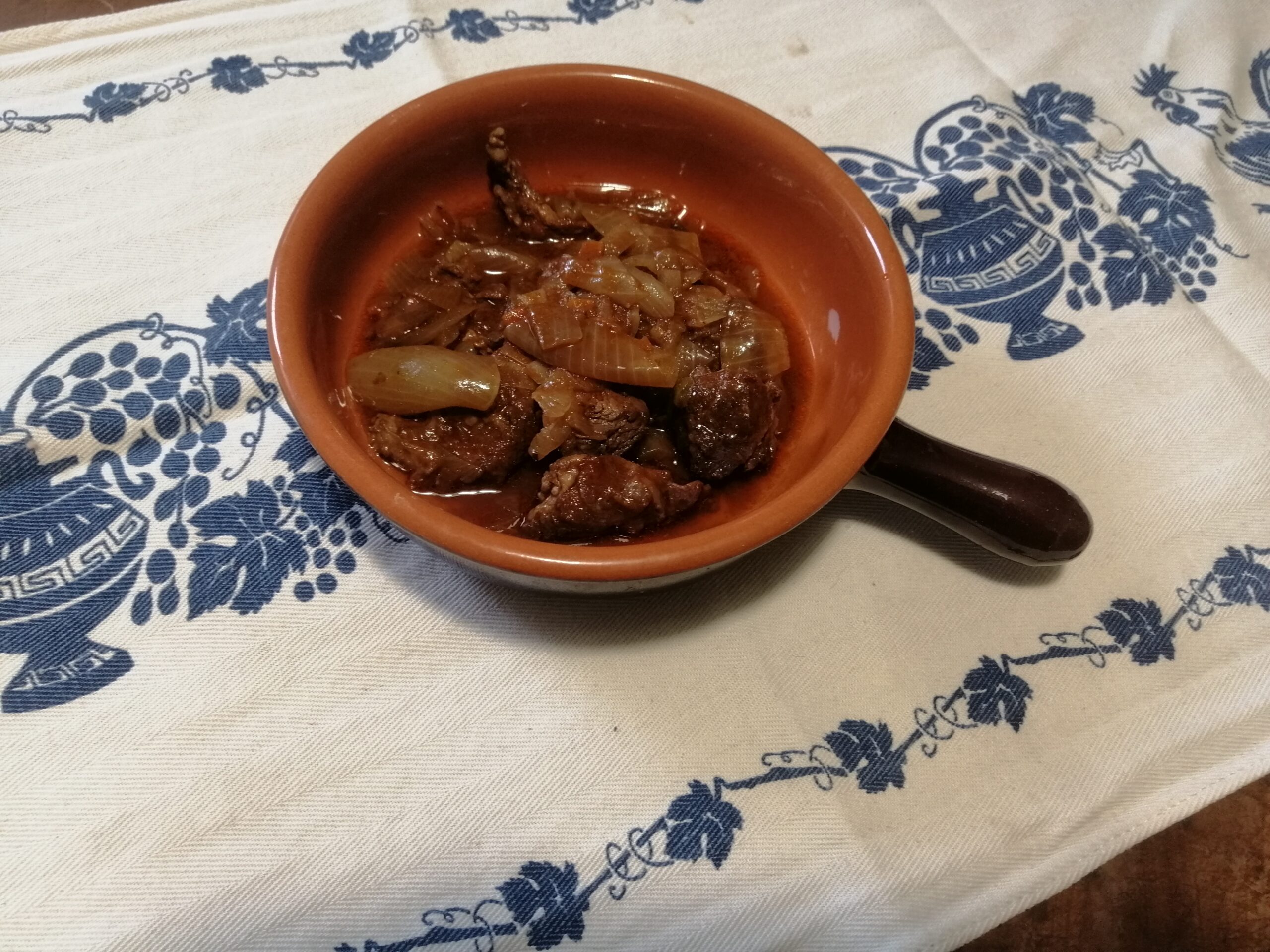 Spezzatino in umido con cipolla