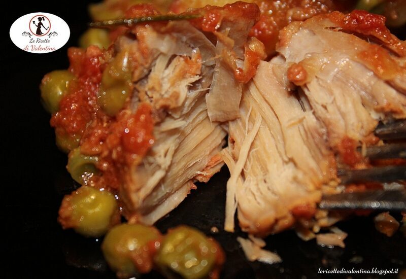 Spezzatino in umido con patate e piselli nella pentola slow cooker