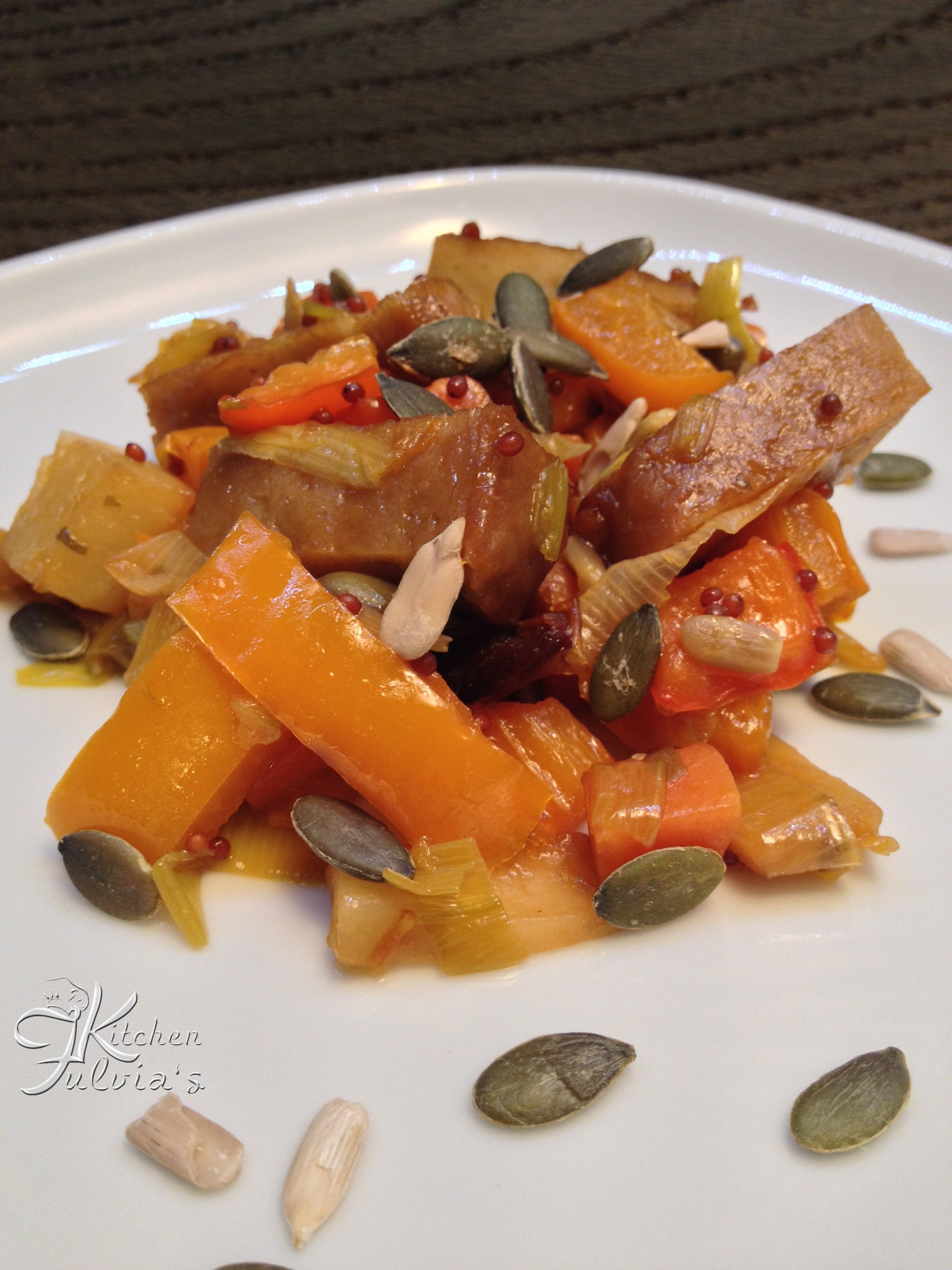 Spezzatino vegano di seitan con verdure alla senape nera