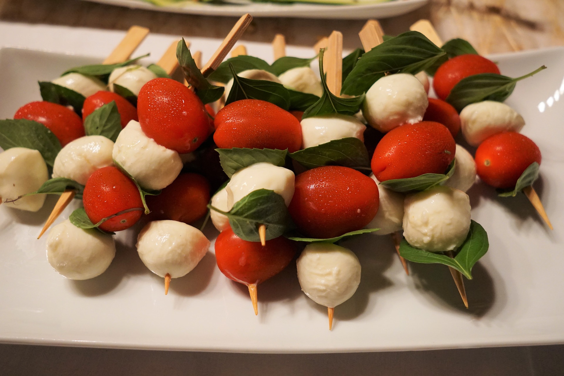 Spiedini con mozzarella e pomodorini: ricetta estiva veloce