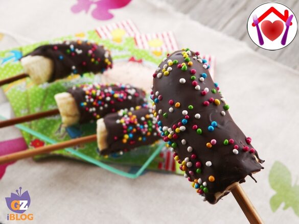 Spiedini di banane glassate al cioccolato