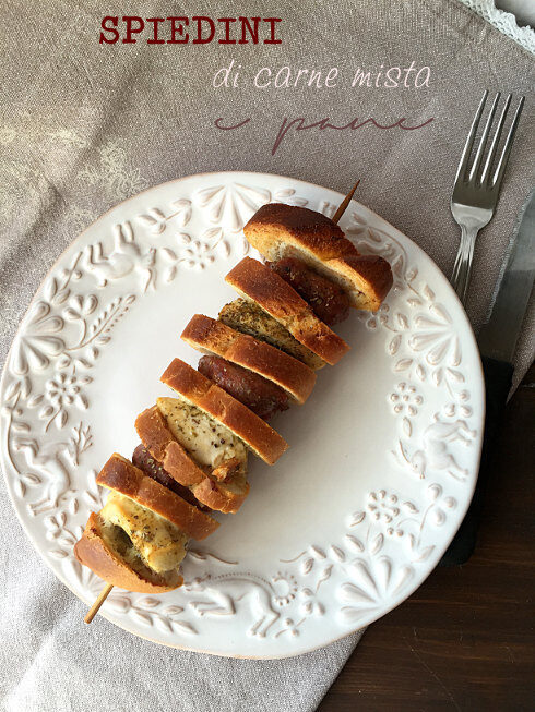Spiedini di carne mista e pane