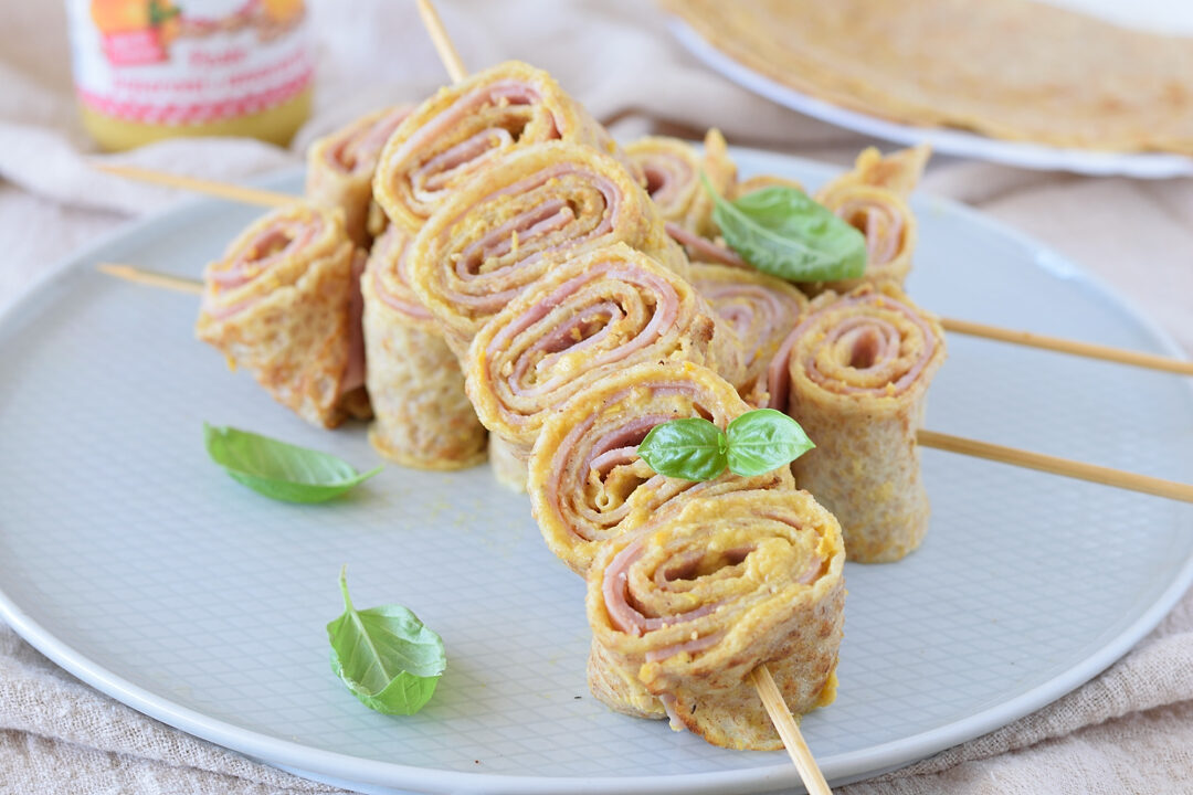 Spiedini di crepes integrali con pesto di peperoni e prosciutto