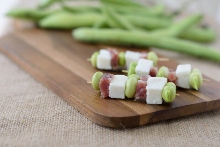Spiedini di fave primosale e salame