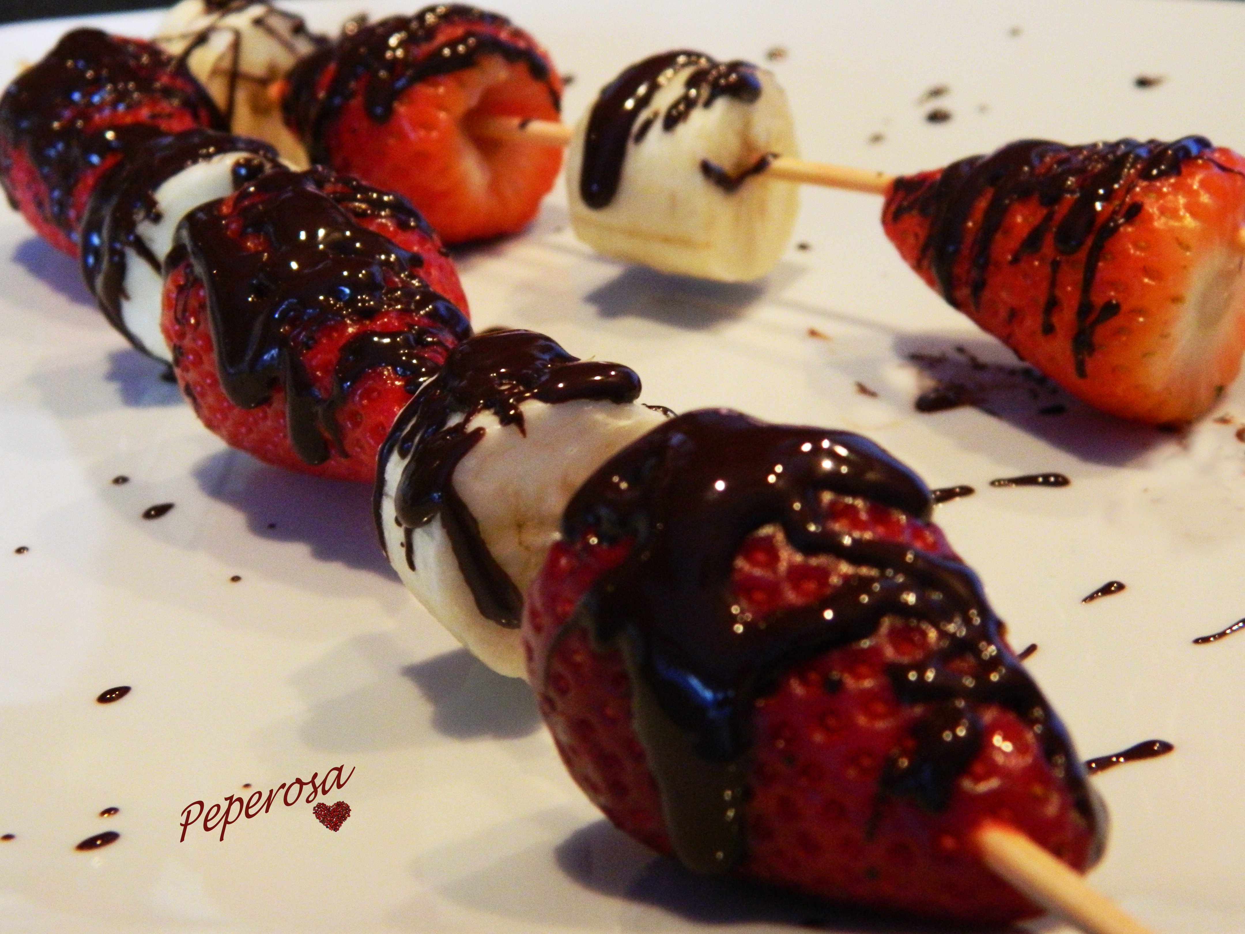 Spiedini di frutta al cioccolato fondente