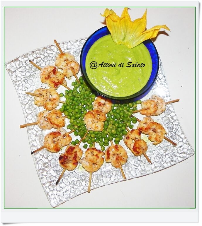 Spiedini di gamberi con crema di piselli saporita