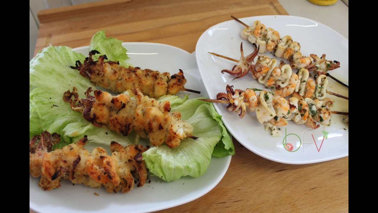Spiedini di gamberi e calamari gratinati e marinati [videoricetta]