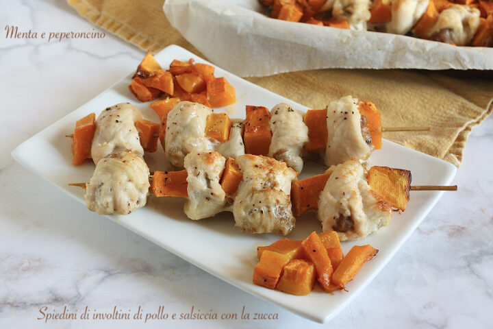 Spiedini di involtini di pollo e salsiccia con la zucca