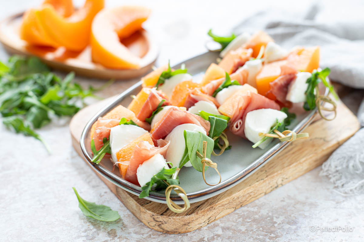 Spiedini di melone e prosciutto con mozzarella