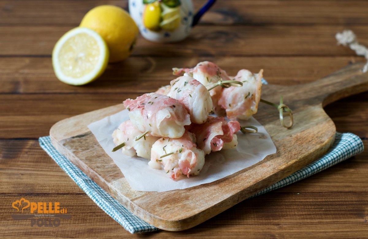 Spiedini di pescatrice con pancetta e timo