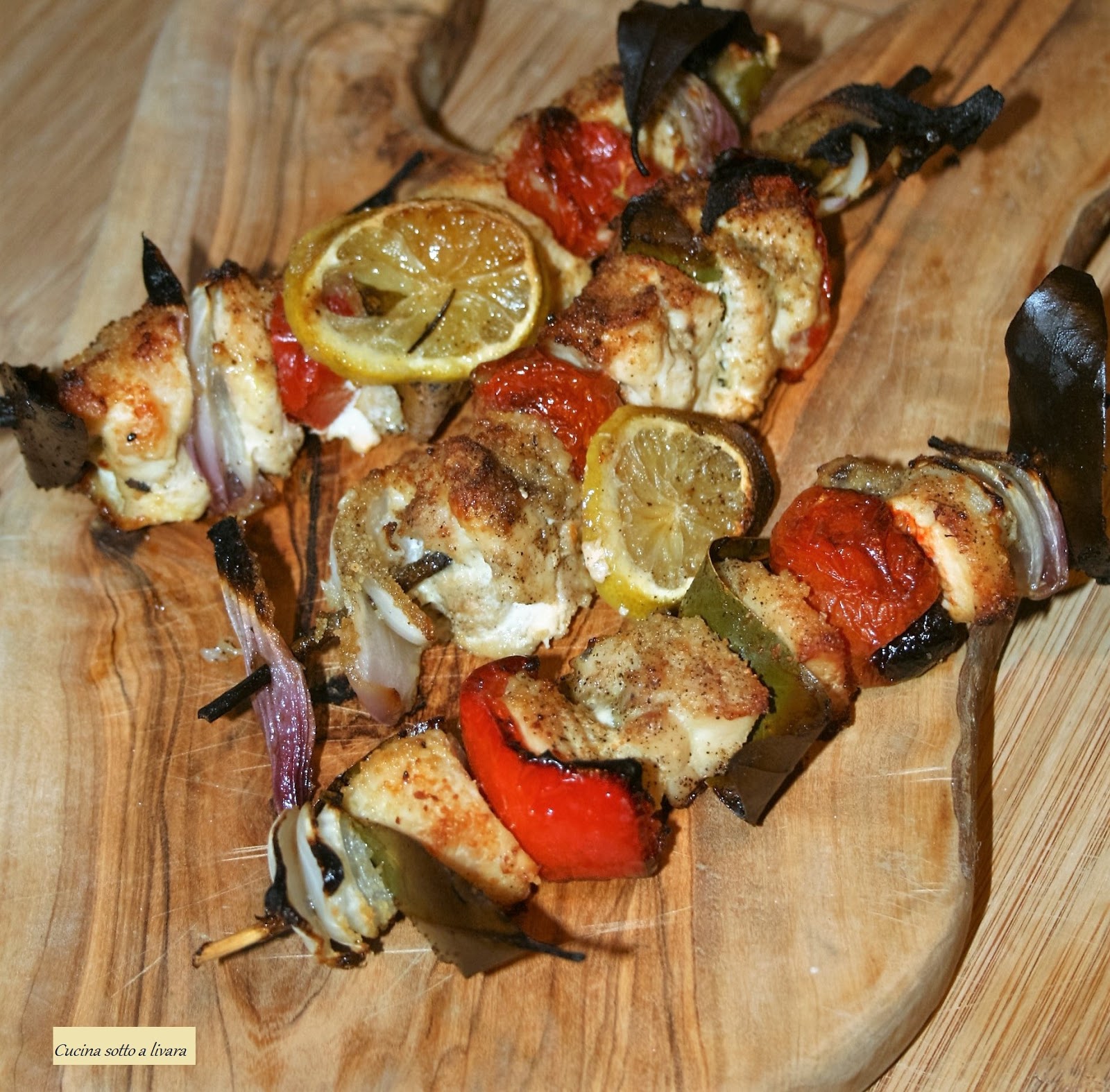 Spiedini di pollo con cipolle glassate