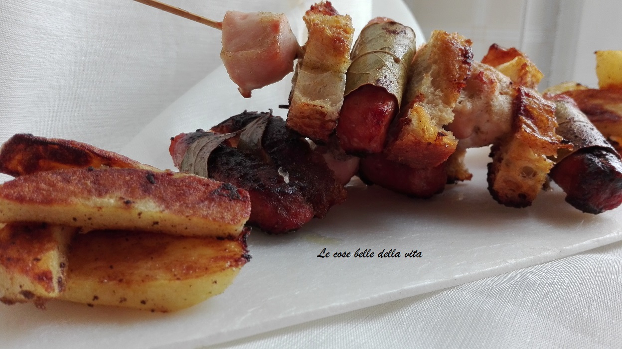 Spiedini di pollo e salsiccia
