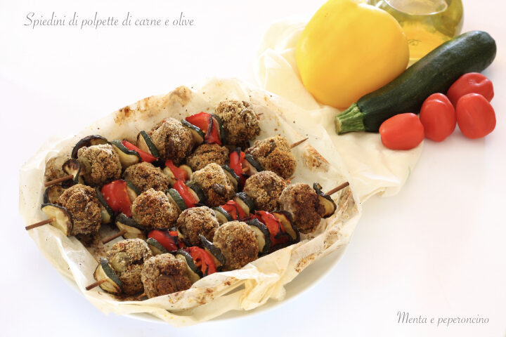 Spiedini di polpette di carne e olive