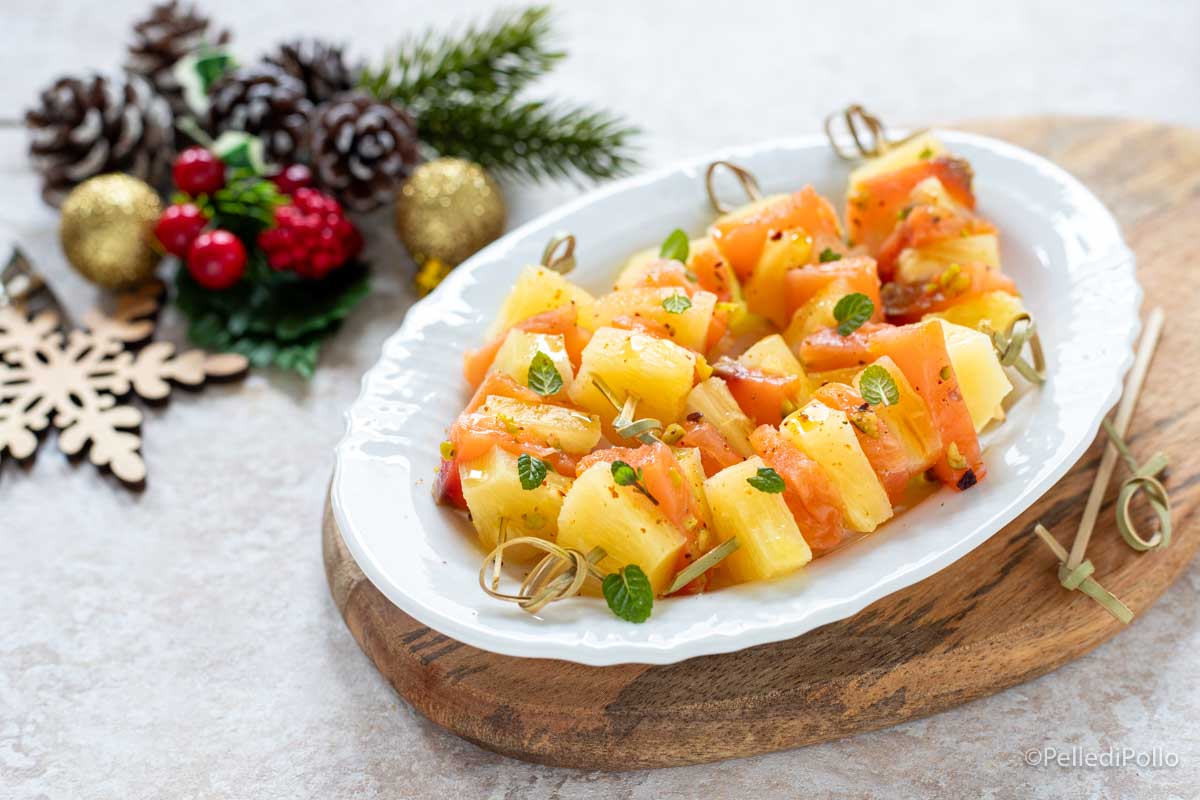 Spiedini di salmone affumicato e ananas