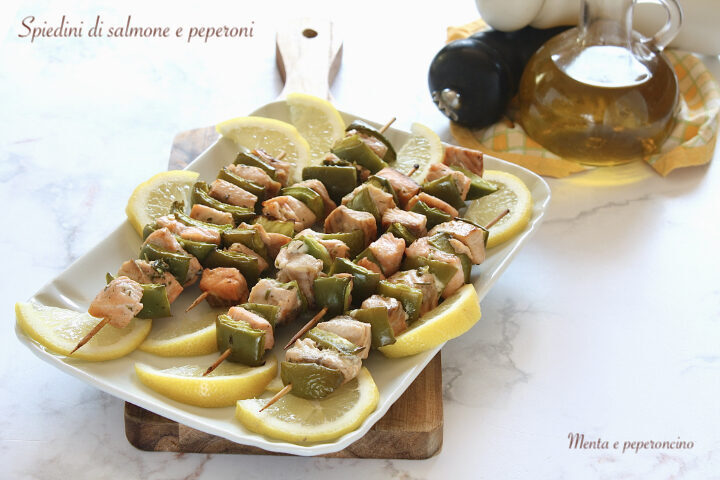 Spiedini di salmone e peperoni
