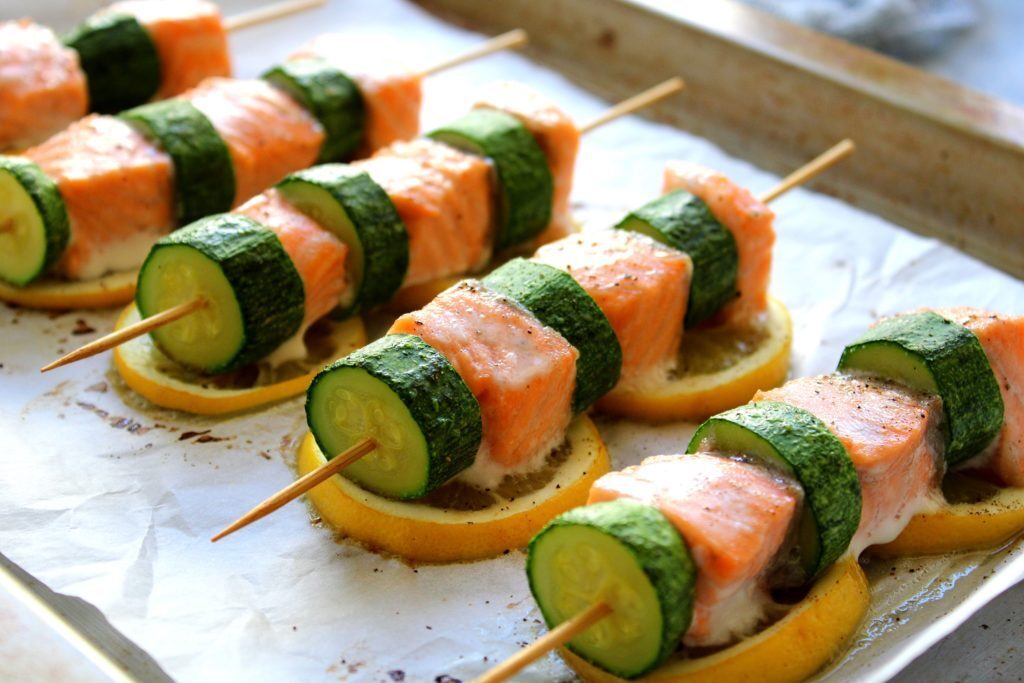 Spiedini di salmone e zucchine