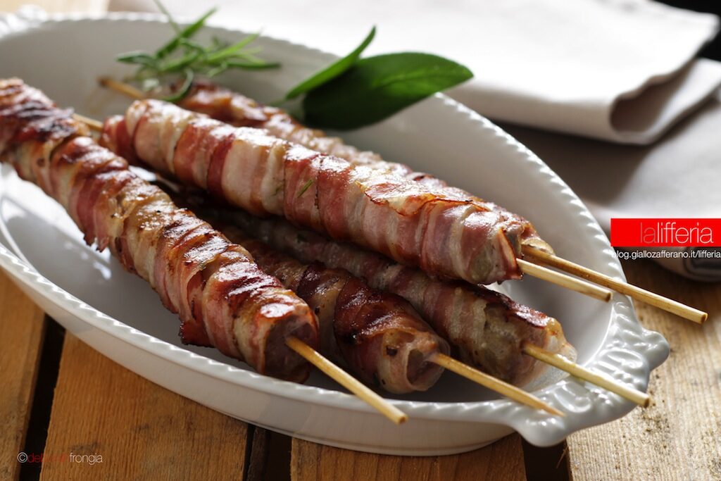 Spiedini di salsiccia e pancetta per grigliata