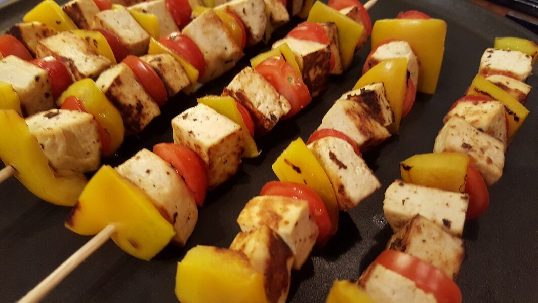 Spiedini di tofu con peperoni e pomodorini