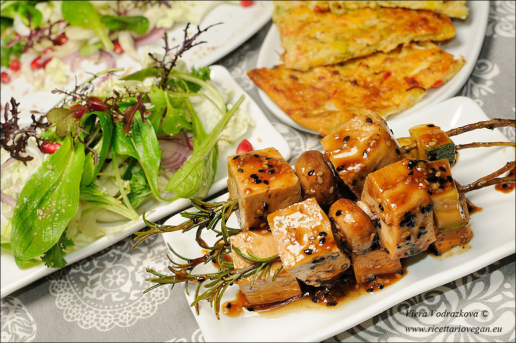 Spiedini di tofu e insalata quasi orientale