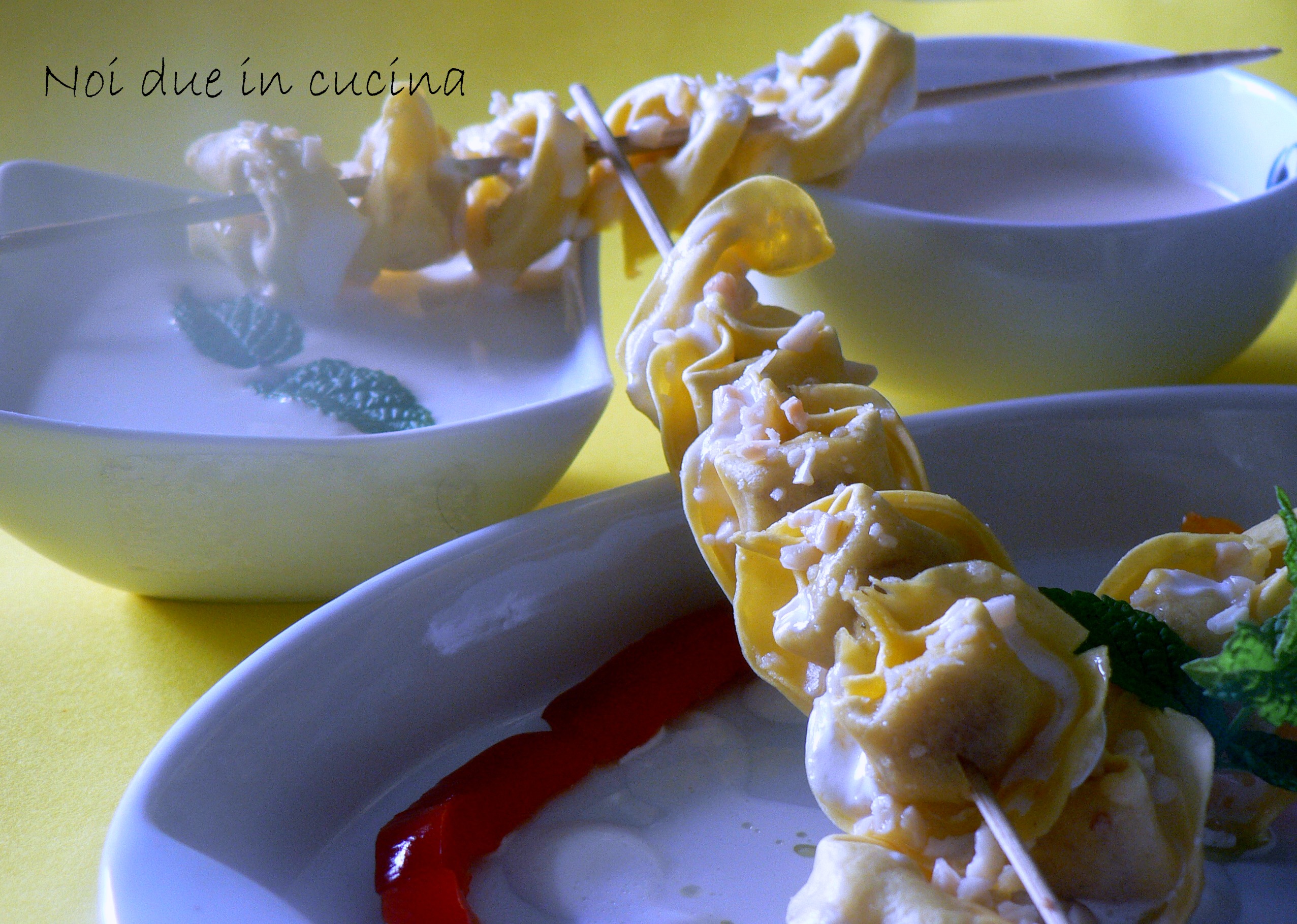 Spiedini di tortellini alle due salse