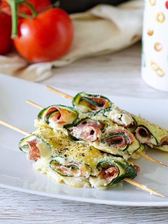 Spiedini di zucchina al forno con salame e sottilette senza lattosio