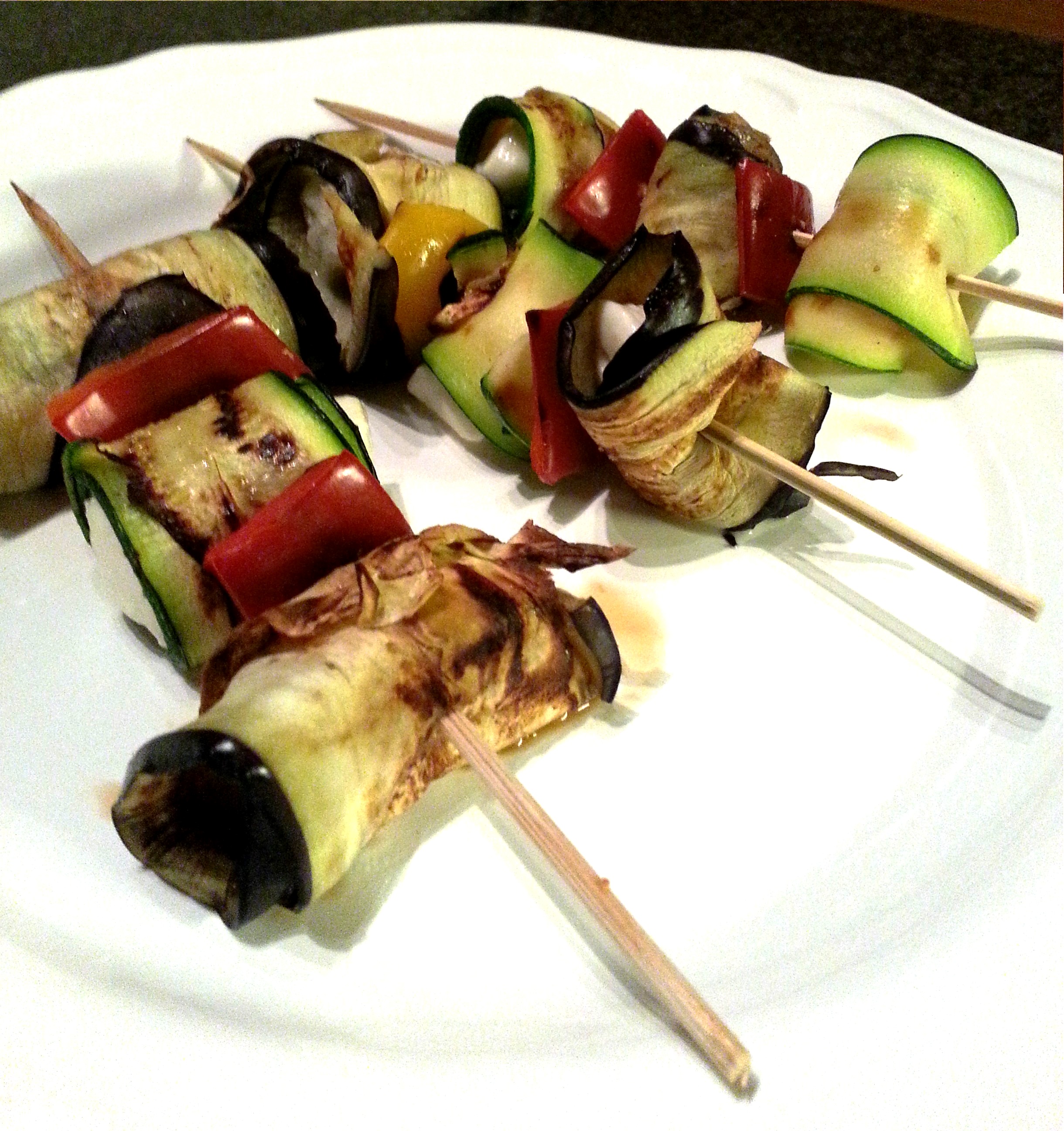 Spiedini di zucchine melanzane e mozzarella