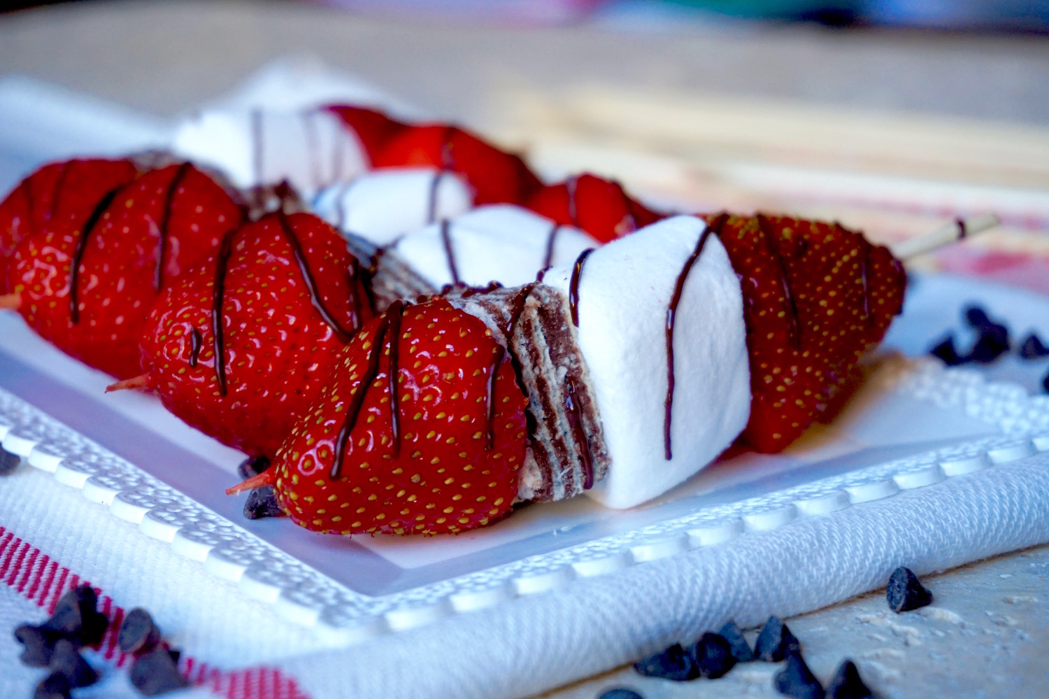 Spiedini dolci con fragole e marshmallow