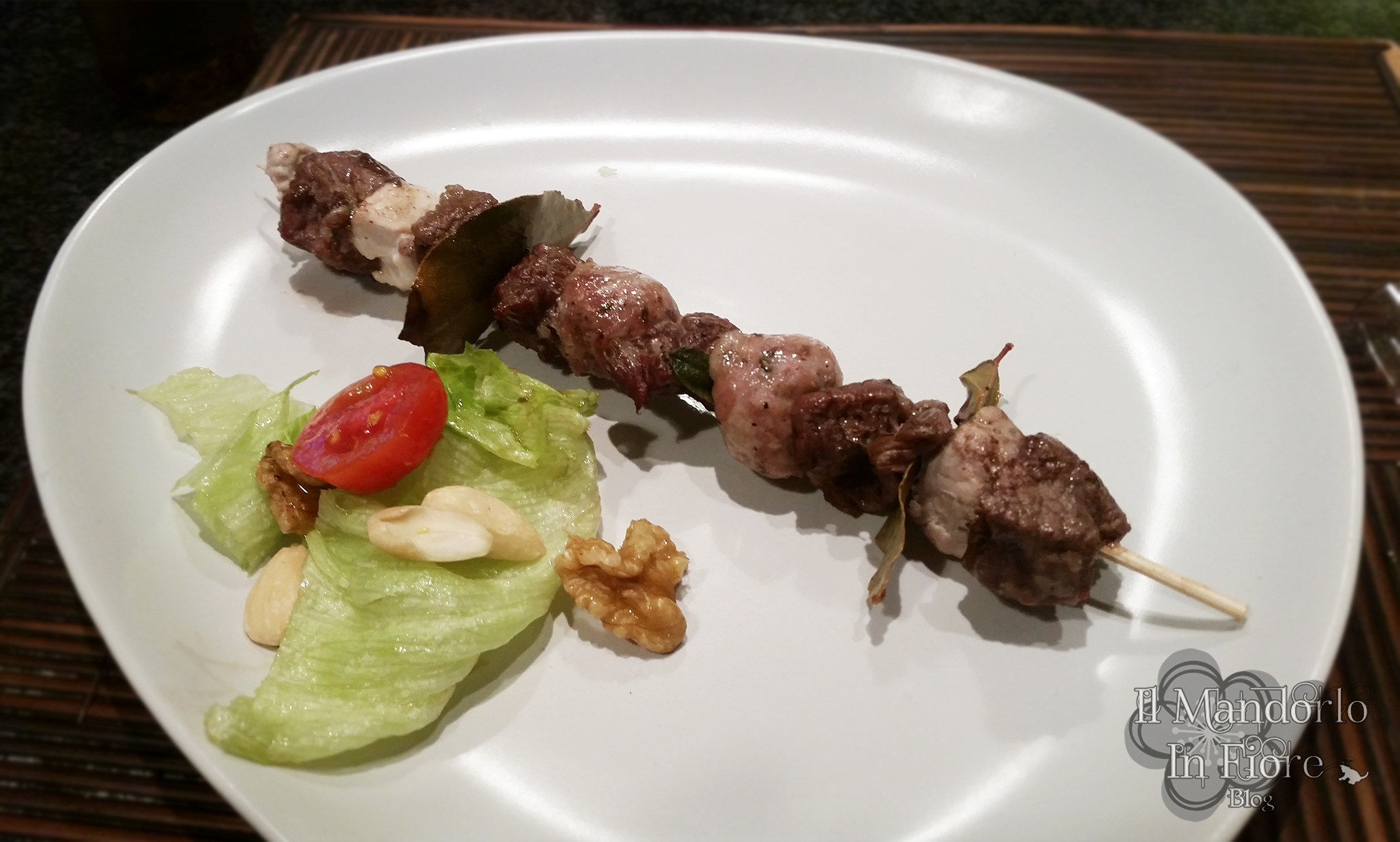 Spiedini misti e insalata mandorle e noci
