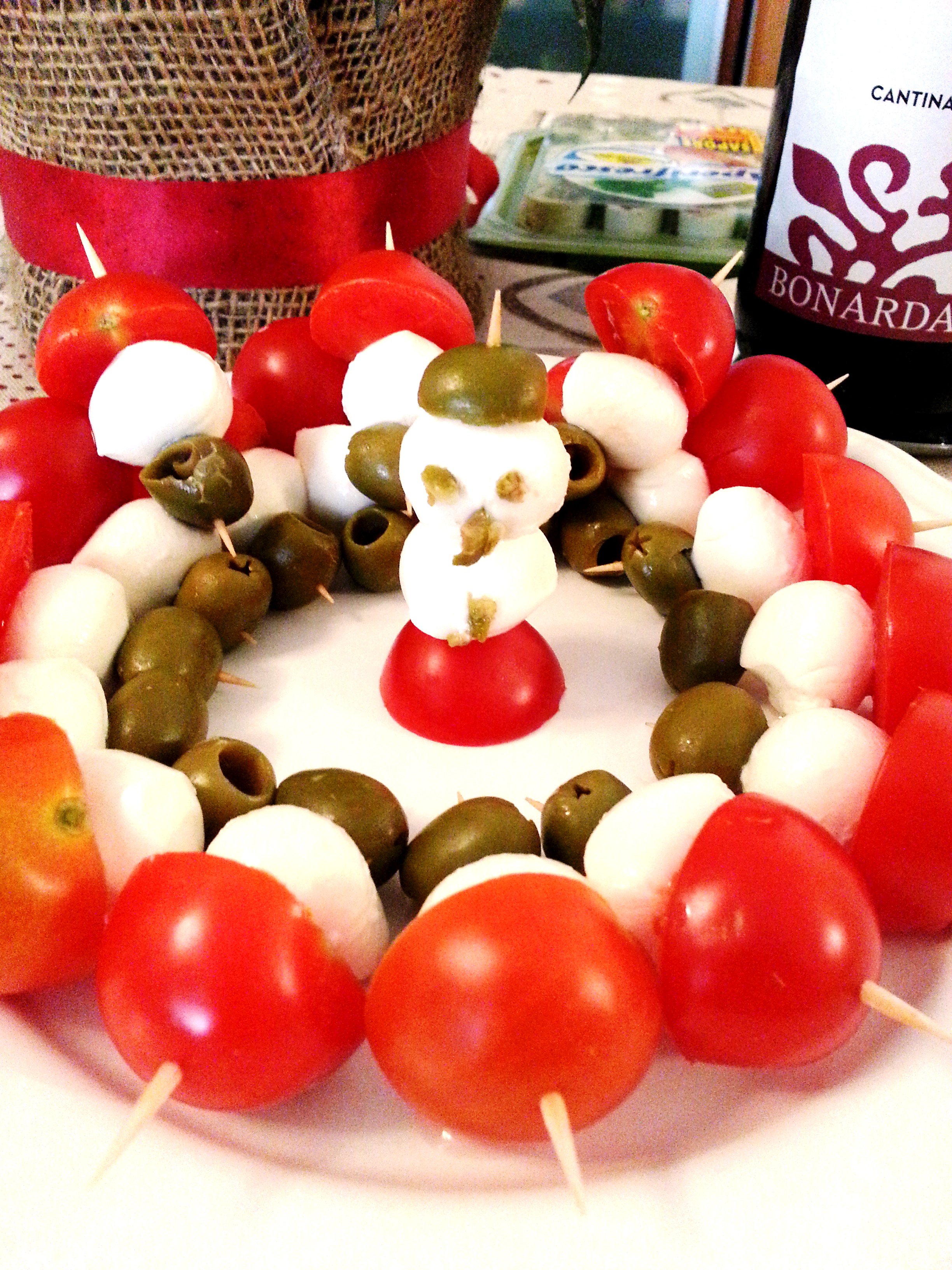 Spiedini pomodoro, mozzarella e olive