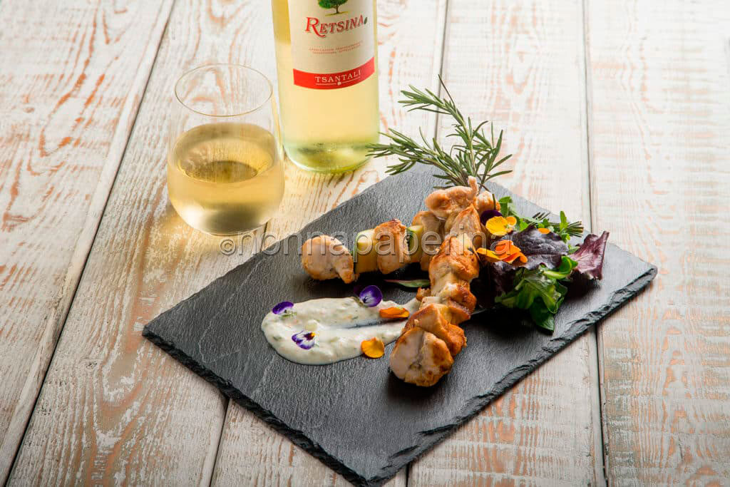 Spiedino alla greca con pollo marinato e salsa tzatziki