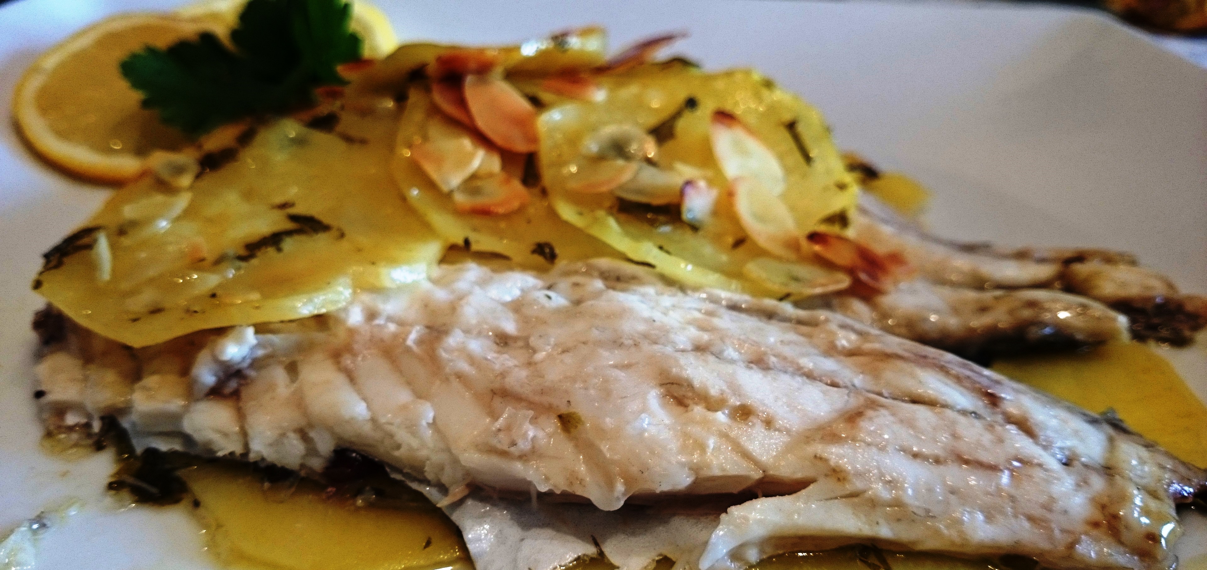 Spigola con patate e mandorle