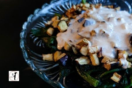 Spinaci con cubetti di melanzane in friggitrice ad aria e ganache di formaggio di capra