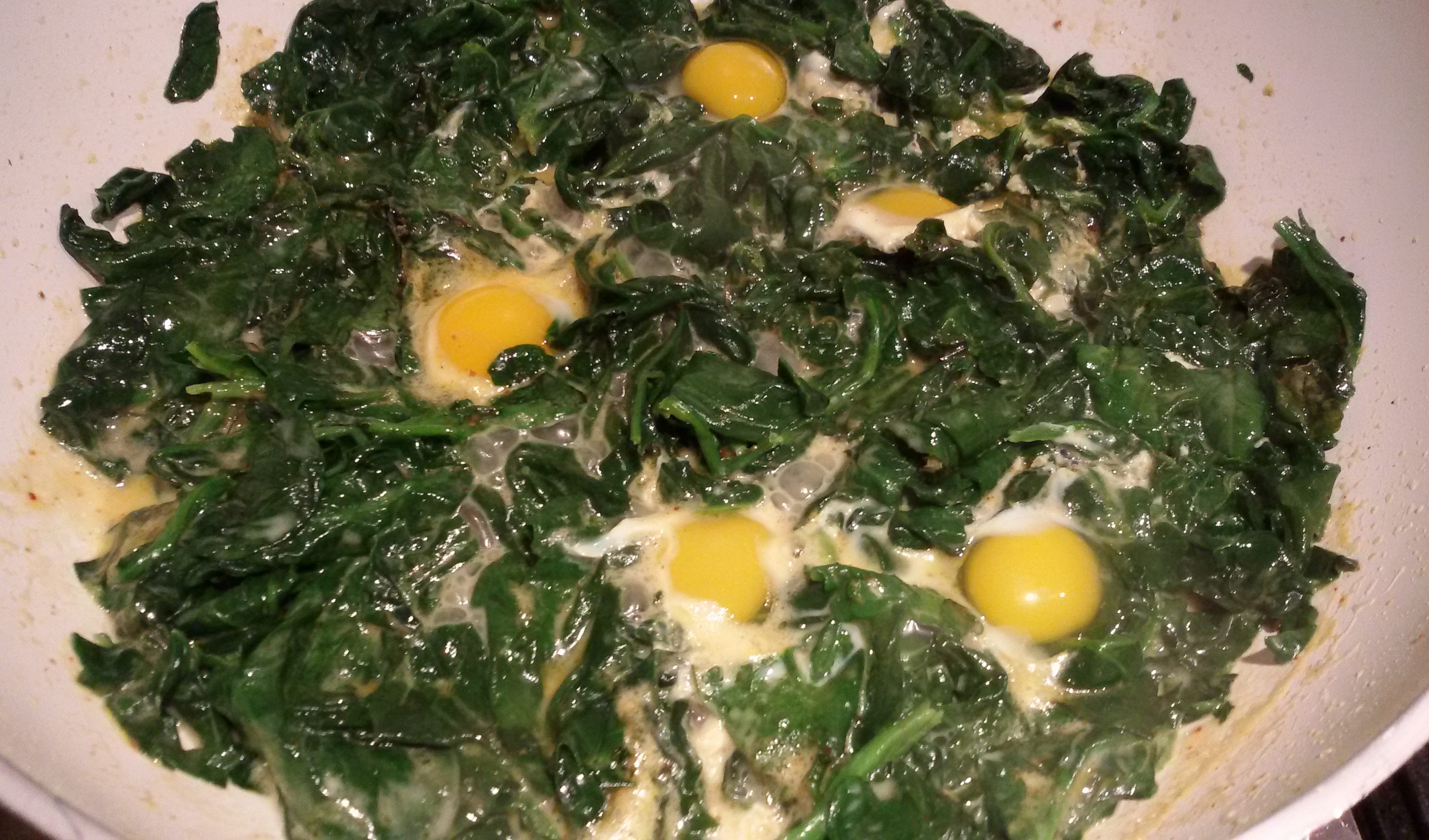 Spinaci con sottilette e uova di quaglia