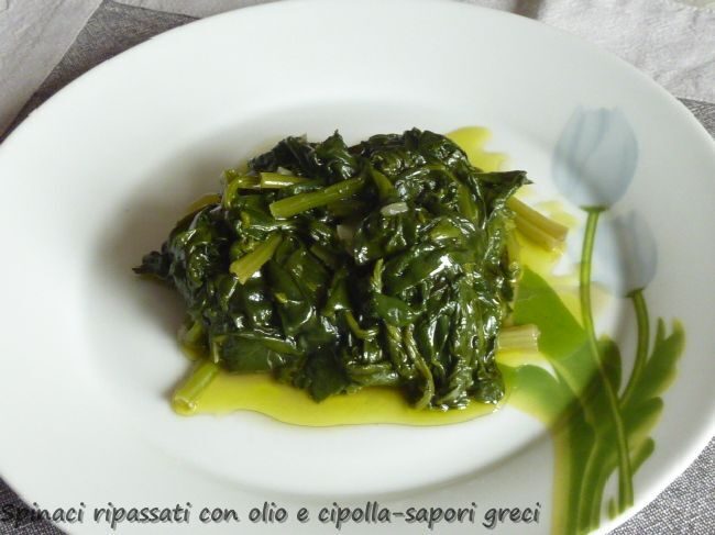 Spinaci cotti con olio e cipolla