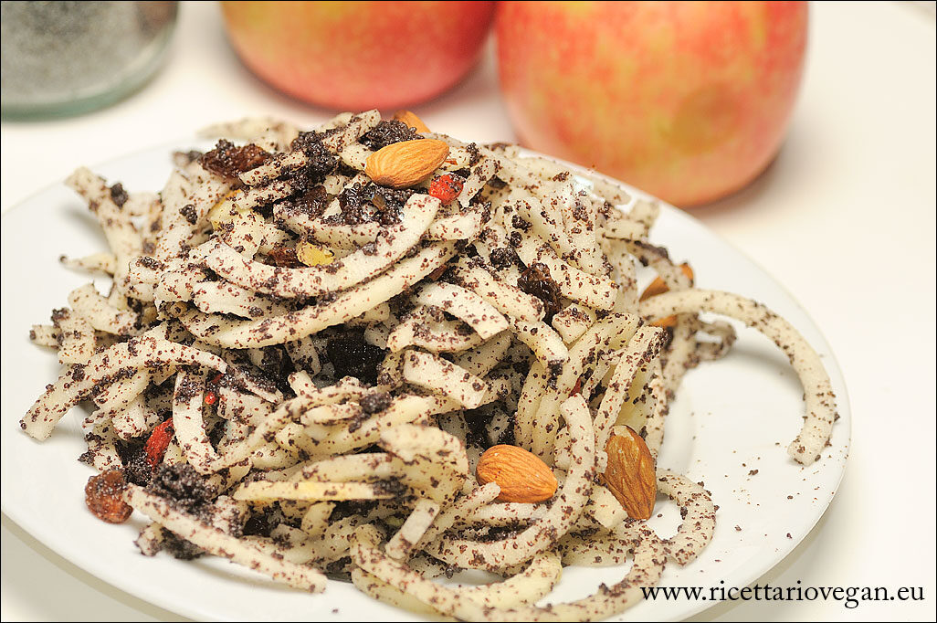 Spirali di mela con papavero,bacche Goji e mandorle