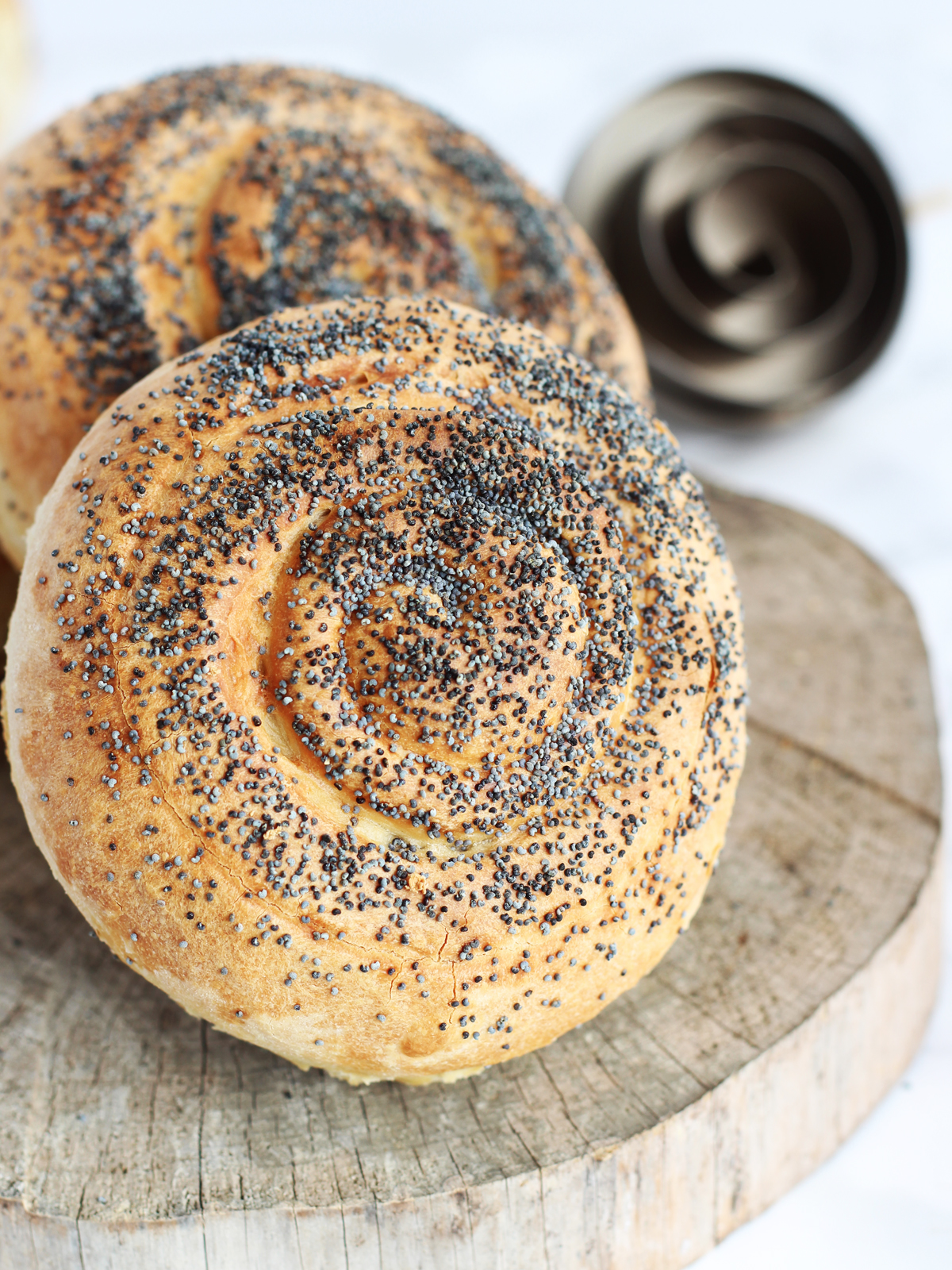 Spirali di pane ai semi di papavero