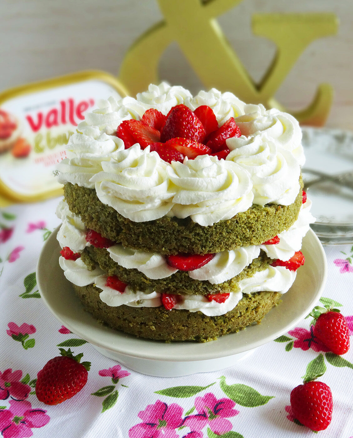 Sponge cake al tè macha con frosting allo yogurt e fragole