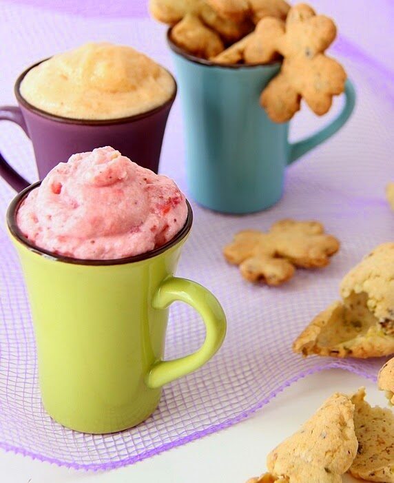 Spuma di fragole e melone con biscotti ai pistacchi per un arrivederci a presto
