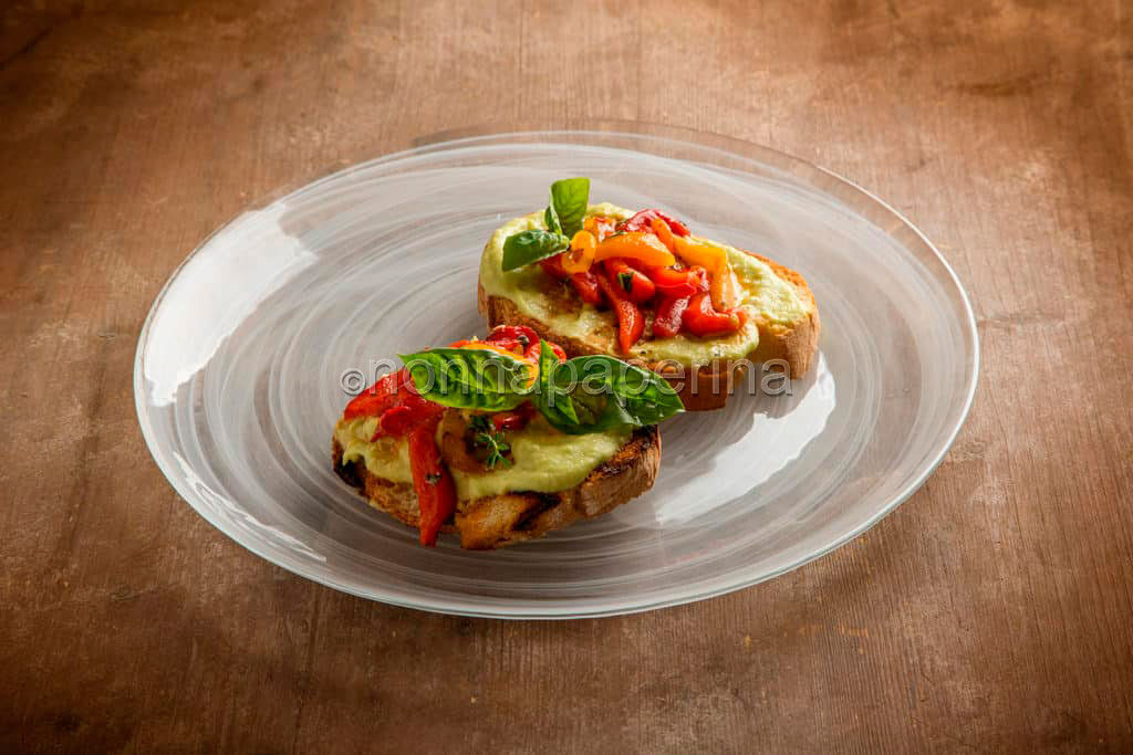 Squisite bruschette gourmet con crema di avocado e peperoni
