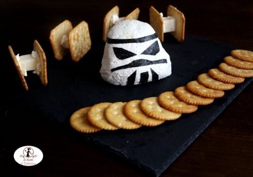 Star wars day: casco stormtrooper di formaggio con caccia imperiali