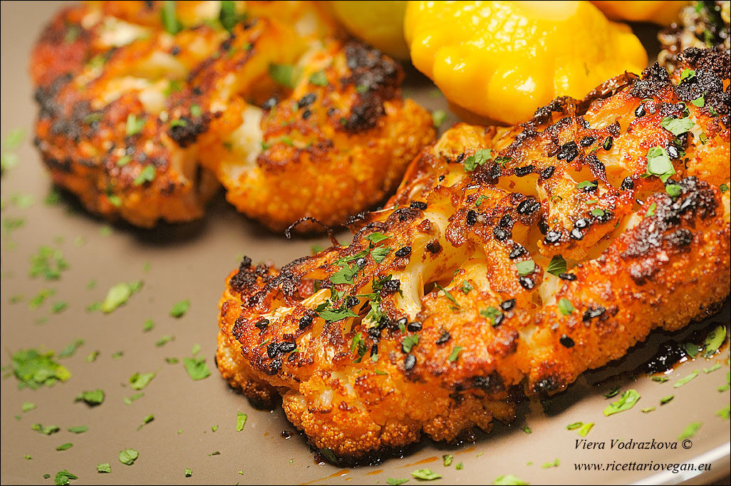 Steak saporito di cavolfiore al forno senza glutine