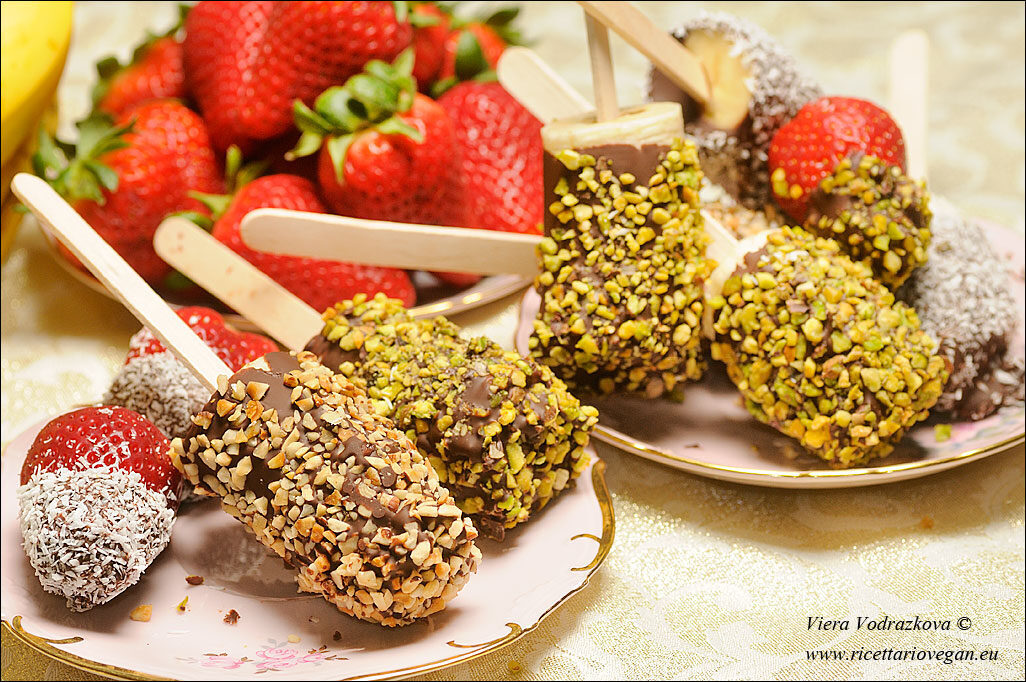 Stecchi di banane e fragole al cioccolato